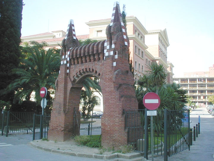 Porta Gaudí de la Facultat de Farmàcia i Ciències de l’Alimentació