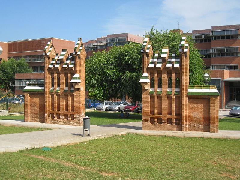 Porta Gaudí de les facultats de Biologia i Ciències de la Terra