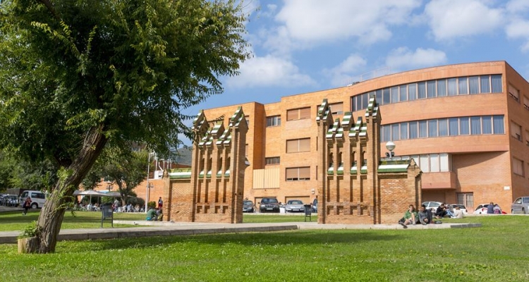 Porta Gaudí de la Facultat de Biologia