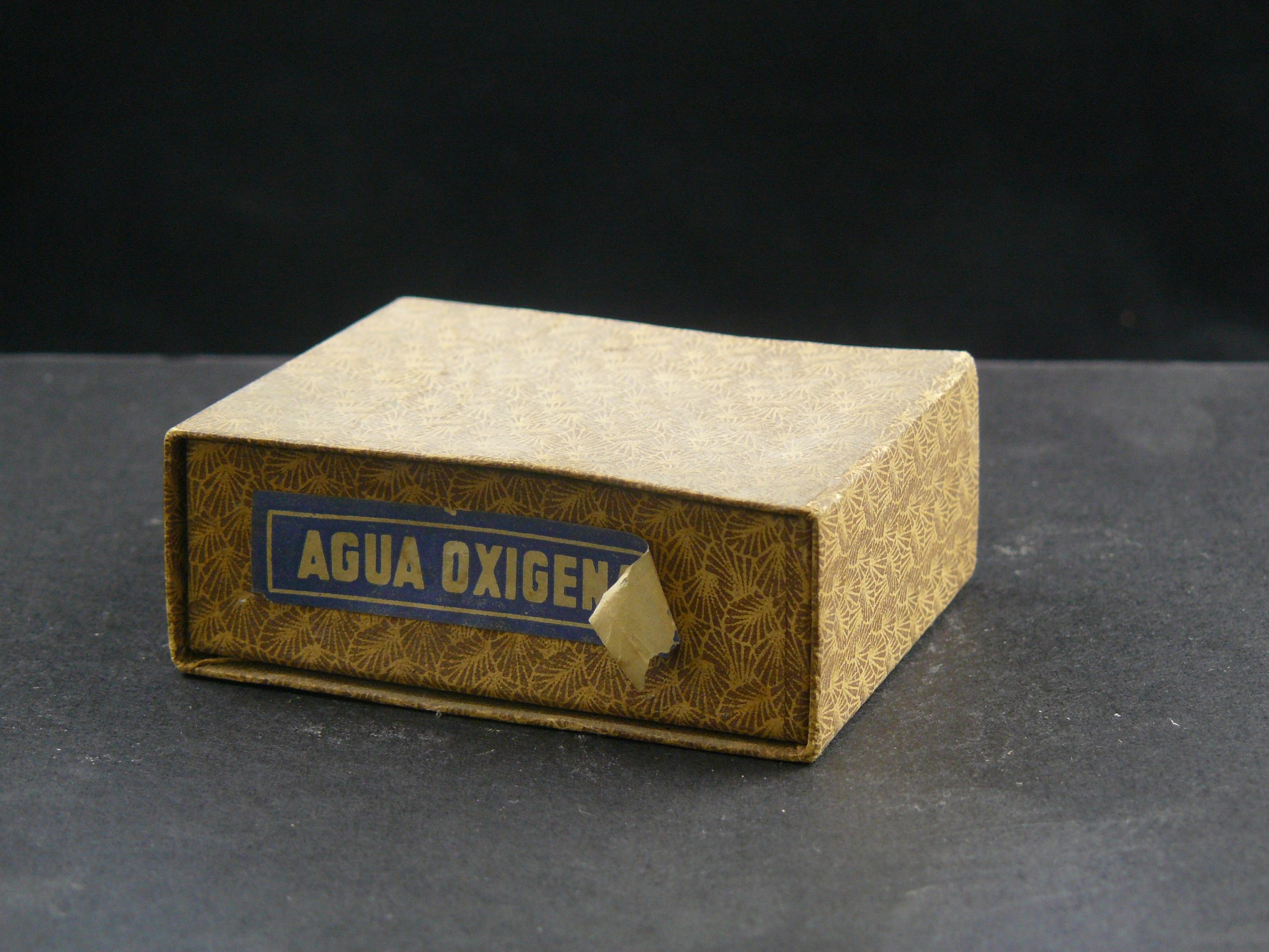 Capsa d’etiquetes “agua oxigenada”