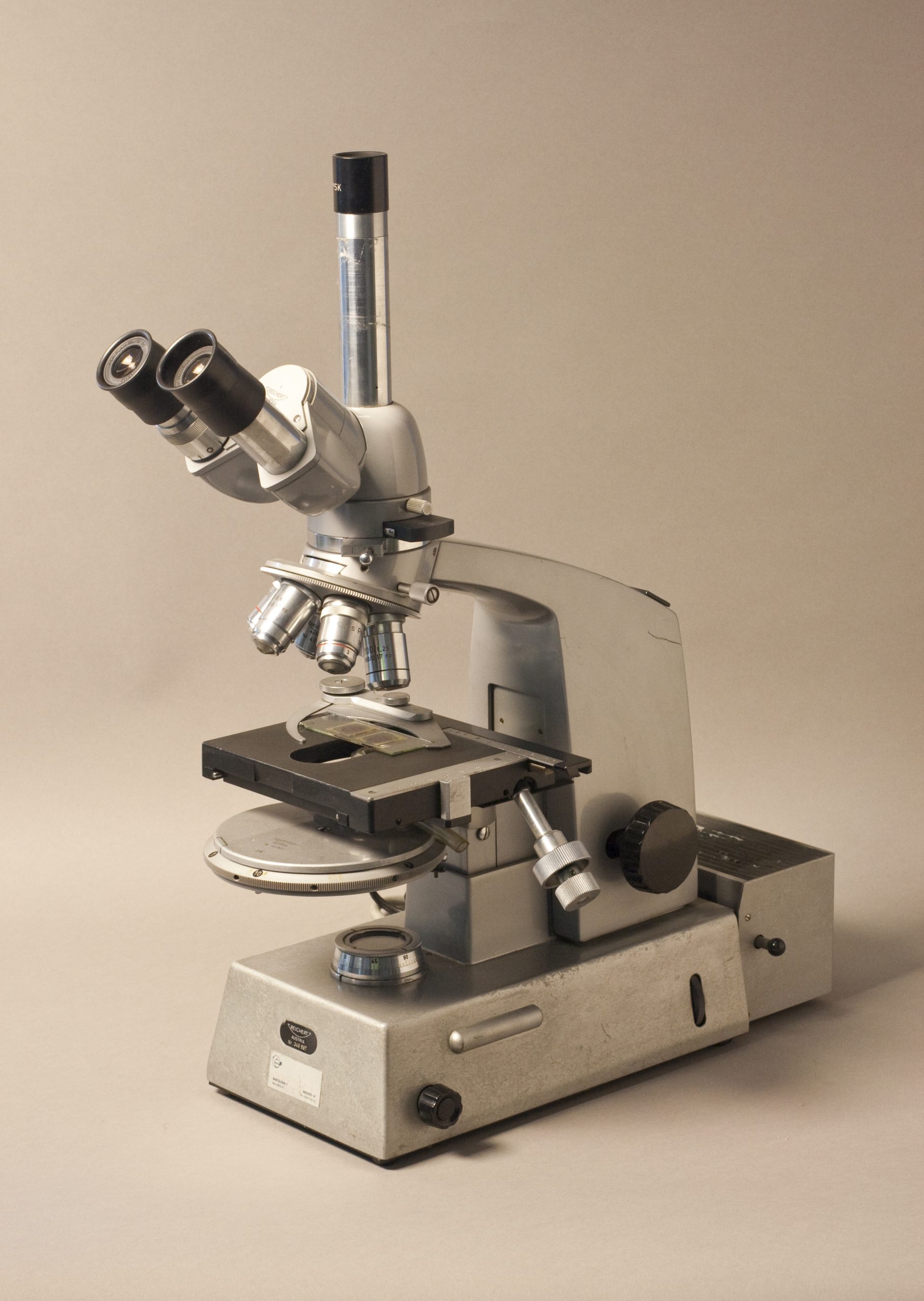 Microscopi triocular de la marca Reichert