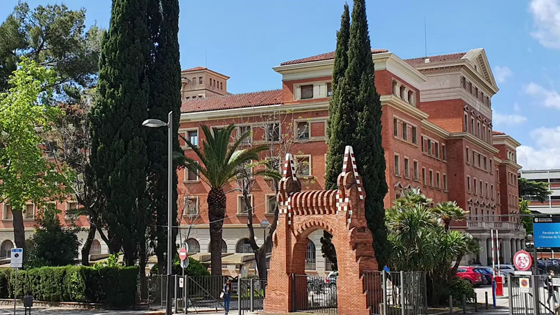Porta Gaudí de la Facultat de Farmàcia i Ciències de l’Alimentació